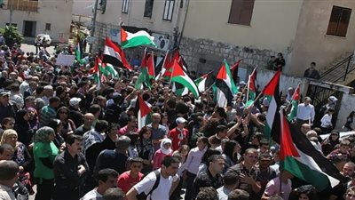 آلاف الفلسطينيين يؤدون صلاة الجمعة في رحاب المسجد الأقصى المبارك