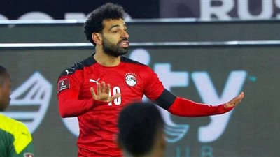 محمد صلاح للاعبي منتخب مصر بعد هدف التقدم على السنغال 