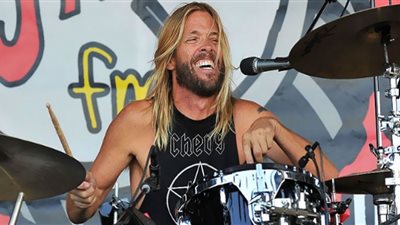 تايلور هوكينز| العثور على جثة عازف الدرامز العالمي في ظروف غامضة بأحد فنادق كولومبيا