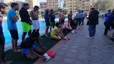 دورة تدريبية في الإنقاذ بمجمع حمام السباحة باستاد سوهاج الرياضي