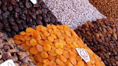 صور.. إقبال محدود على ياميش رمضان بالشرقية