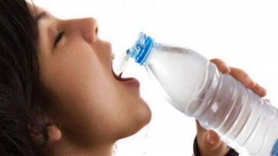 إنفوجراف.. أهمية شرب الماء لمصابي كورونا خلال العزل المنزلي