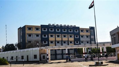 محافظ قنا يتابع انتظام الدراسة بمدرسة اللغات الإبتدائية بالألومنيوم