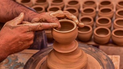 من الطمي للفخار.. مراحل صناعة الجواهر الطينية