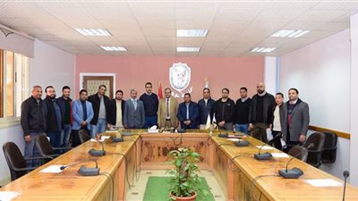 رئيس جامعة سوهاج يكرم فريق عمل شبكة المعلومات