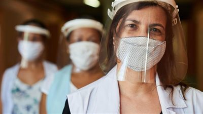 طبيب أمراض صدرية يكشف سر احتياج المصابين بمتحور أوميكرون للبرودة