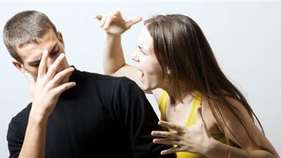 أستاذ اجتماع: المرأة أصبحت مشاركة للرجل في العنف وارتكاب الجرائم (فيديو)