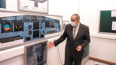وزير الطيران يشهد تجربة محاكاة لطائرة فى حالة طوارئ