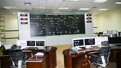 محافظ قنا يتابع سير العمل بمركز تحكم الكهرباء الإقليمي بنجع حمادي