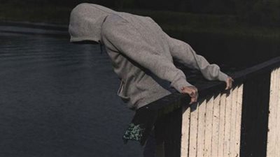 أستاذ طب نفسي يطالب بفتح الصندوق الأسود لكل حالة انتحار