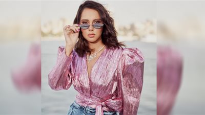 أول ظهور بعد طلاقها| ياسمين رئيس تستقبل العزوبية بالأحمر في حفل زفاف شام الذهبي