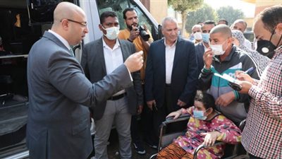 محافظ بنى سويف يتفقد سيارة المركز التكنولوجى المتنقل بتزمنت الشرقية