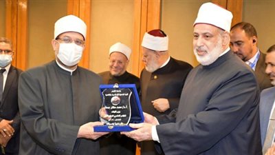 إهداء درع كلية الدعوة لوزير الأوقاف تقديرًا لجهوده في خدمة الدين