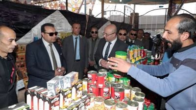محافظ بني سويف يفتتح معرض بيع السلع واللحوم بساحة مسجد عمر بن عبد