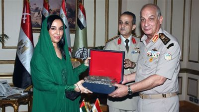 وزير الدفاع يلتقي رئيس مكتب حاكم إمارة رأس الخيمة خلال زيارته لمصر