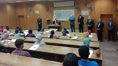 رئيس جامعة بنها يتابع سير الدراسة بهندسة شبرا