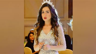 بنظرة بؤس حزينة.. مي عز الدين تعلن استمرار تصوير مشاهدها في 