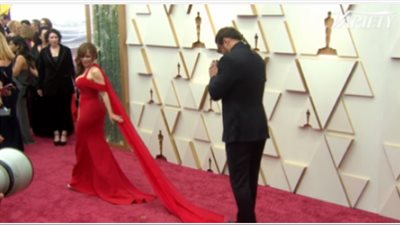 الأوسكار 94|بعد ضغطه بقدميه على فستانها.. جايسون موموا يفسد لحظة روزي بيريز على السجادة الحمراء
