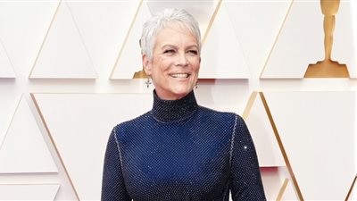 جيمي لي كورتيس تجذب عدسات الكاميرات في حفل الأوسكار 2022