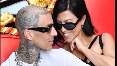 كورتني كارداشيان وترافيس باركر يحصلان على لقطة جريئة في حفل الأوسكار 2022| والأسود يجمعهما