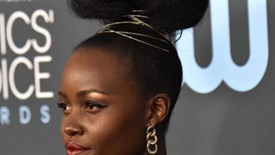 من حفل الأوسكار 2022| لوبيتا نيونغو تفاجيء متابعيها بتسريحة شعر جريئة وفستان فاقع