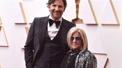 Oscar 2022| برادلي كوبر ووالدته يحظيان باهتمام وسائل الاعلام (فيديو)