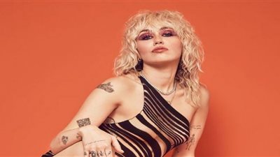 مايلي سايرس تخطف الأنظار بملابس غريبة في حفل LACMA (صور)