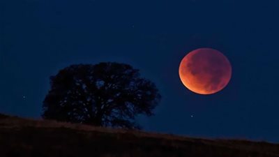 الأرض على موعد مع أطول خسوف للقمر في القرن الـ21