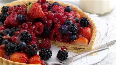 بخطوات سهلة وبسيطة.. اصنعي لأطفالك تارت بالتوت في المنزل