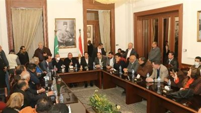 وفد قنا ينظم ندوة حول الإقرارات الضريبية للممولين وأصحاب الأنشطة التجارية