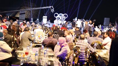 550 طبيب يحتفلون باليوم العالمي للسكر تحت سفح الأهرامات
