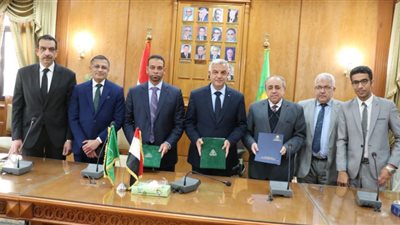 رئيس جامعة المنوفية يوقع عقود شراء ترابيزات عمليات بمستشفى الطوارئ