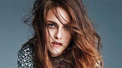 Oscar 2022| كريستين ستيوارت تثير الجدل بفستان شفاف وظهور جريء (شاهد)