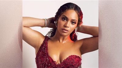 (صور) بفستان مكشوف.. بيونسيه تشعل حفل الأوسكار 2022 بظهور مثير مع زوجها