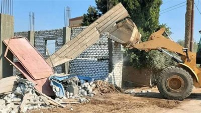 إزالة 5 حالات تعد بالبناء المخالف بإطسا في الفيوم