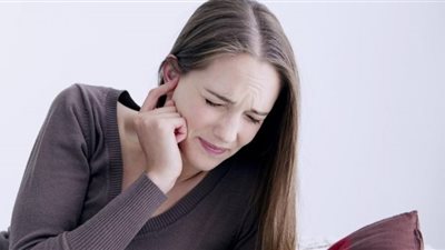 أسباب غير متوقعة وراء انسداد الأذن؟.. طرق العلاج