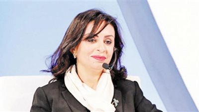 سيدة تحصل علي قرار 