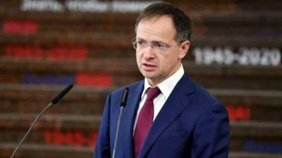 ميدينسكي: كييف وعدت باتخاذ أشد الإجراءات ضد معذبي الأسرى الروس