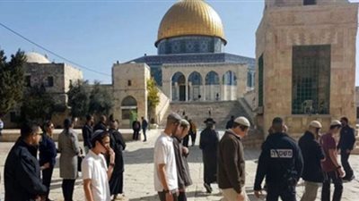 مستوطنون يقتحمون باحات المسجد الأقصى بحماية شرطة الاحتلال