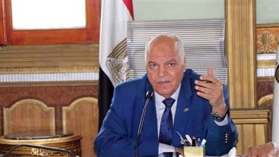 أمام التلاميذ.. 