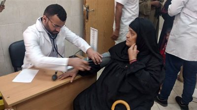 الكشف على 1274 مواطن بقافلة جامعة سوهاج الطبية بقرية فاوجلي بساقلته