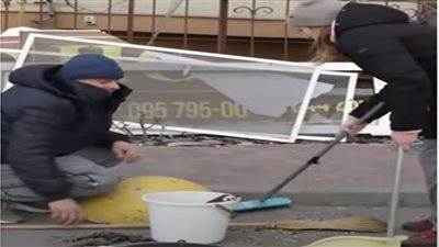 فيديو.. سكان كييف ينظفون الشوارع من أثار القصف الروسي