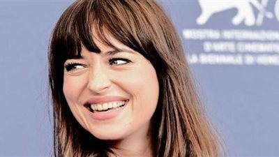 شرطة الموضة تتغزل في فستان داكوتا جونسون بحفل الأوسكار 2022