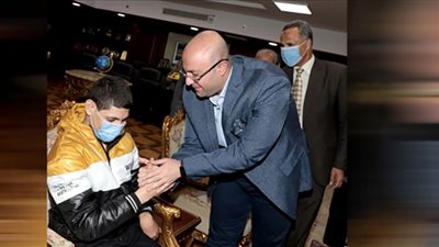 محافظ بني سويف يكرم الطفل المعجزة أحمد رمضان من ذوي الهمم لحفظه القرآن الكريم