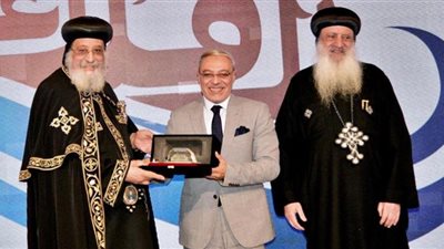 البابا تواضروس الثاني يكرم رئيس جامعة طنطا
