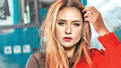 شاهد .. نيللي كريم وطاقم عمل 