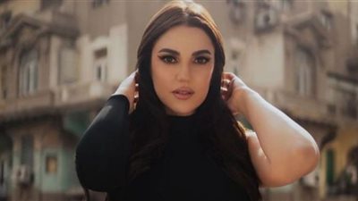 درة زروق تمزج بين أناقة الأسود ورومانسية الأحمر