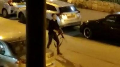 شاهد بالفيديو.. لحظة إطلاق النار بهجوم مسلح قرب تل أبيب وسقوط 5 قتلى