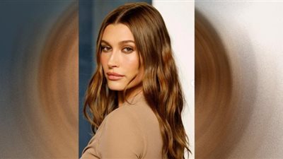 هيلي بالدوين تعتمد موضة الكشكشة في حفل الأوسكار 2022