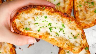 لمحبي التجديد.. طريقة عمل جبز بالثوم والجبن